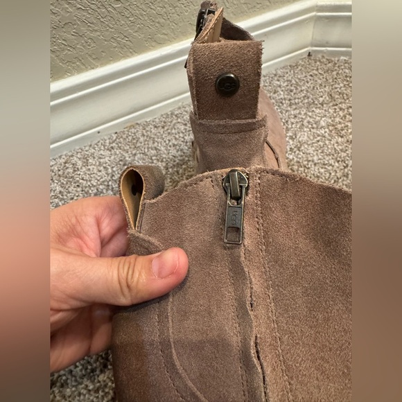 UGG Women's Kingsburg Boot Size 8 Block Heel Western Bootie Tan Suede Boho Comfy - Picture 3 of 6